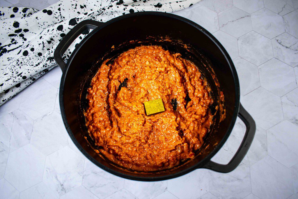 Vištienos sriuba su žemės riešutų kremu. Sultinio kubelis