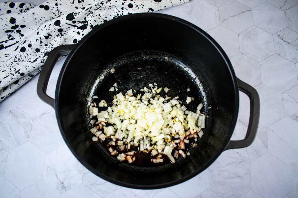 Vištienos sriuba su žemės riešutų kremu. Svogūnai