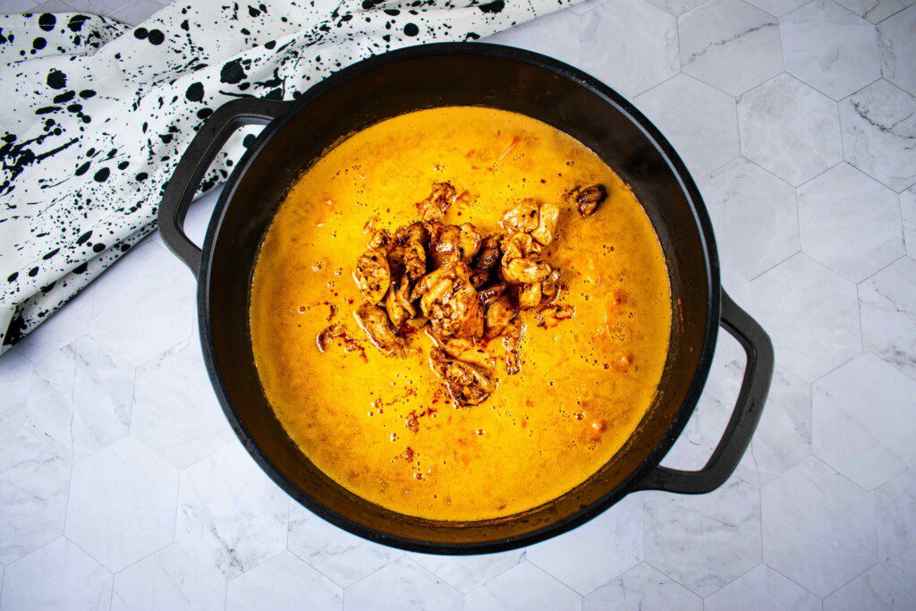 Vištienos sriuba su žemės riešutų kremu. Vištiena puode