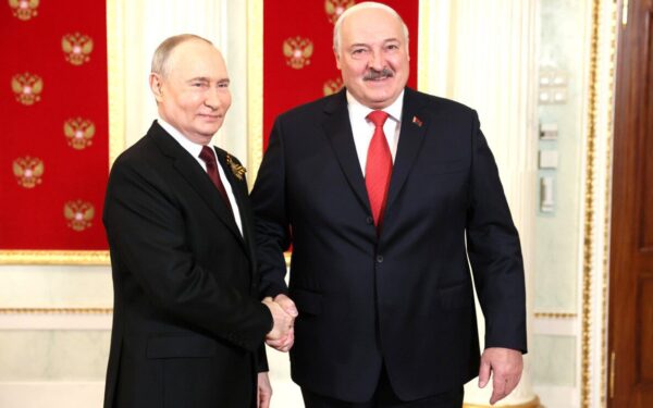 Kas vyksta už sienos: pasirodė žinia, kad Lukašenka pradėjo leisti vilkikus su lietuviškais numeriais