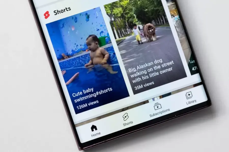 Griežtės priemonės prieš vaikų priklausomybę: tėvai galės užblokuoti  prieigą prie „YouTube Shorts“