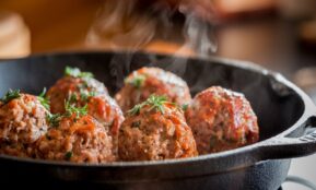 Sultingi kotletai su garstyčiomis – slaptas ingredientas minkštumui