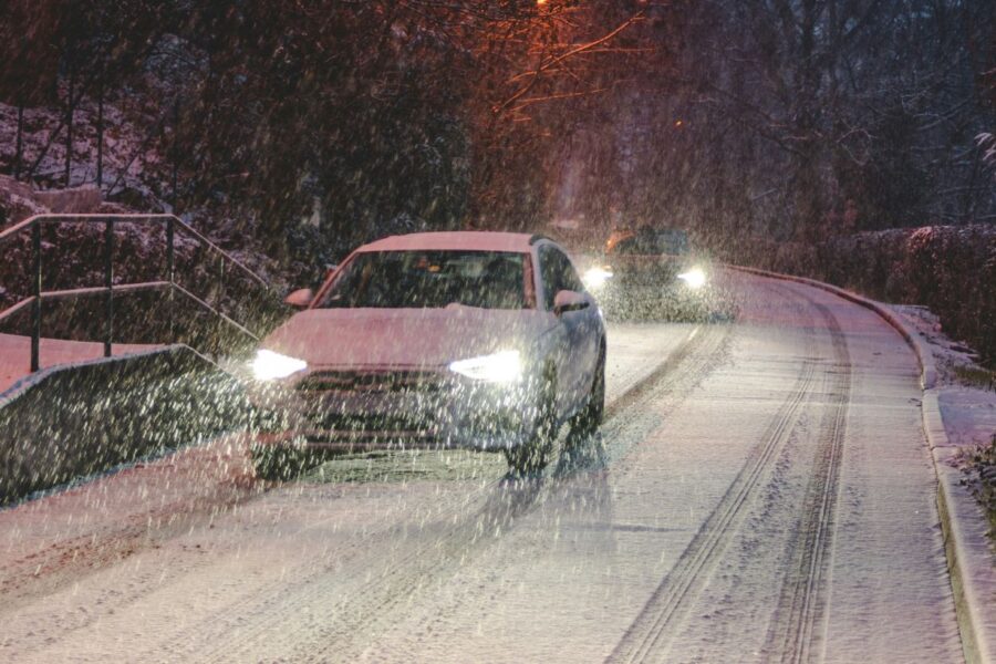Žiema baudžia vairuotojus be gailesčio: įvardino saugiausią greitį, kurį turėtumėte rinktis