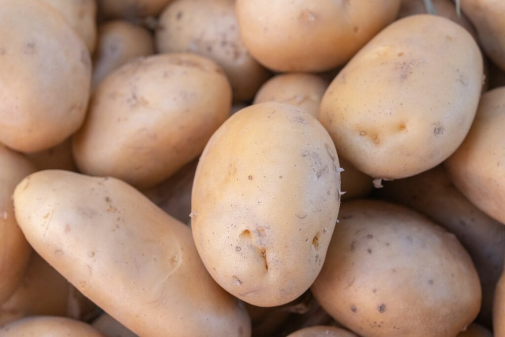 A pile of potatoes sitting next to each other