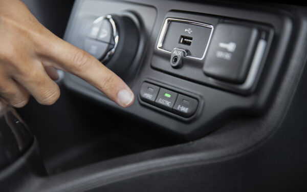 Taip galite sugadinti visą automobilį: vienas USB įrenginys, kurio geriau niekada nejungti