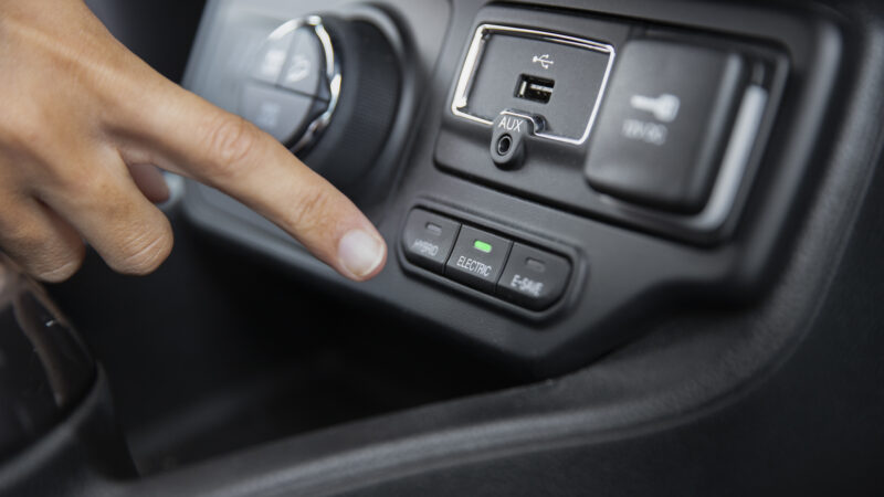 Taip galite sugadinti visą automobilį: vienas USB įrenginys, kurio geriau niekada nejungti