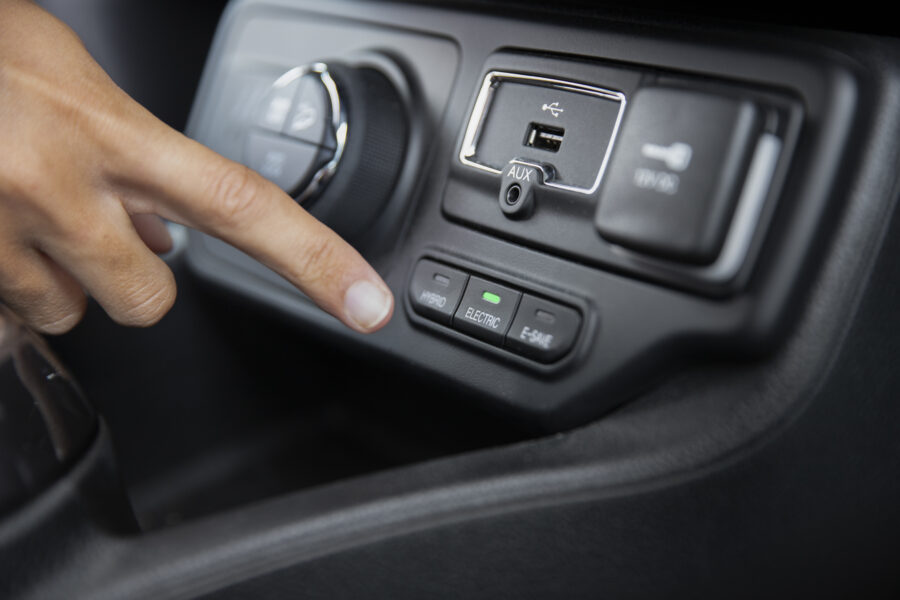 Taip galite sugadinti visą automobilį: vienas USB įrenginys, kurio geriau niekada nejungti