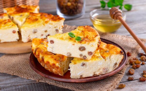 Iškepę gailėsitės, kad nedarėte dvigubos porcijos: šis varškės pyragas tiesiog tirpsta burnoje