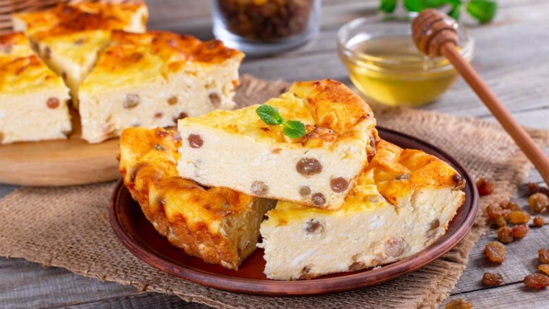 Iškepę gailėsitės, kad nedarėte dvigubos porcijos: šis varškės pyragas tiesiog tirpsta burnoje