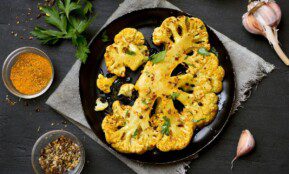 Traškus keptas kalafioras – šefų paslaptys, dėl kurių šią daržovę įsimylėsite iš naujo