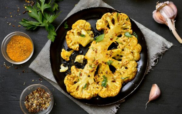 Traškus keptas kalafioras – šefų paslaptys, dėl kurių šią daržovę įsimylėsite iš naujo