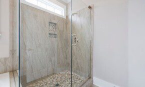 Pamirkykite vatą ir uždėkite ją ant dušo kabinoje esančio pelėsio. Po kurio laiko dušas atrodys kaip naujas!