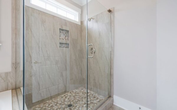 Pamirkykite vatą ir uždėkite ją ant dušo kabinoje esančio pelėsio. Po kurio laiko dušas atrodys kaip naujas!