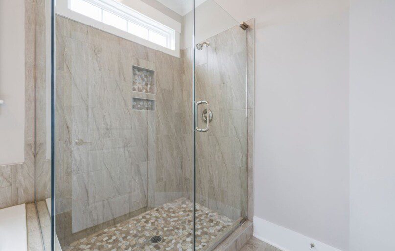 Pamirkykite vatą ir uždėkite ją ant dušo kabinoje esančio pelėsio. Po kurio laiko dušas atrodys kaip naujas!