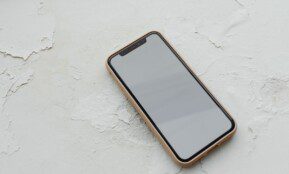 Paprastas triukas, kuris padės atsikratyti telefono ekrano įbrėžimų: po poliravimo jis bus kaip naujas!