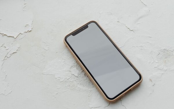 Paprastas triukas, kuris padės atsikratyti telefono ekrano įbrėžimų: po poliravimo jis bus kaip naujas!