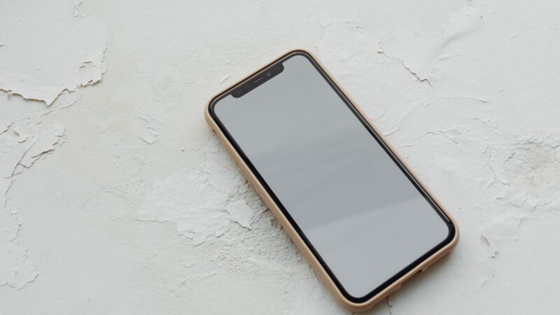 Paprastas triukas, kuris padės atsikratyti telefono ekrano įbrėžimų: po poliravimo jis bus kaip naujas!