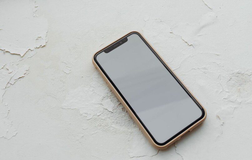 Paprastas triukas, kuris padės atsikratyti telefono ekrano įbrėžimų: po poliravimo jis bus kaip naujas!