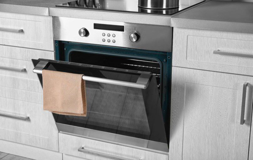 Po orkaite esantis stalčius nėra skirtas indams paslėpti. Jį galima geriau pritaikyti!