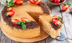 Vaflinis tortas su halva: paprasta, greita ir prabangaus skoni