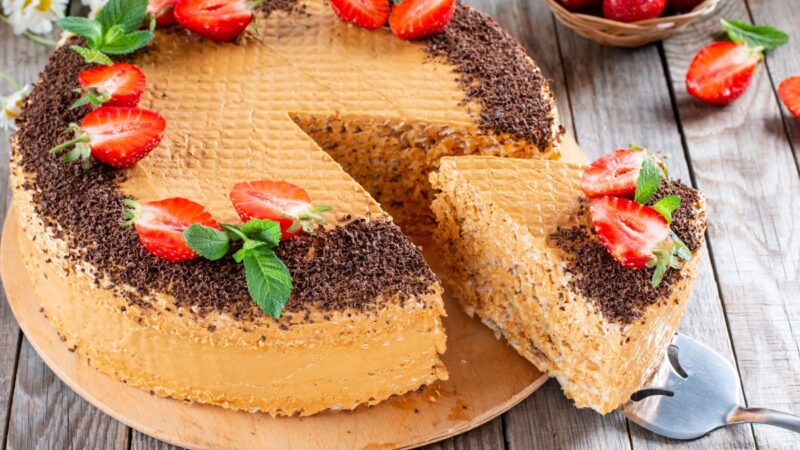 Vaflinis tortas su halva: paprasta, greita ir prabangaus skonio