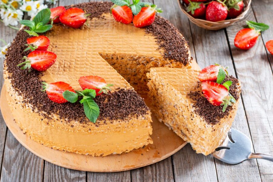 Vaflinis tortas su halva: paprasta, greita ir prabangaus skoni