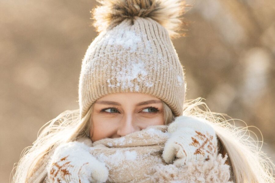 Kirpėjai perspėja: žiemą vilkėdami šalikus ir kepures kasdien tyliai žudote savo plaukus