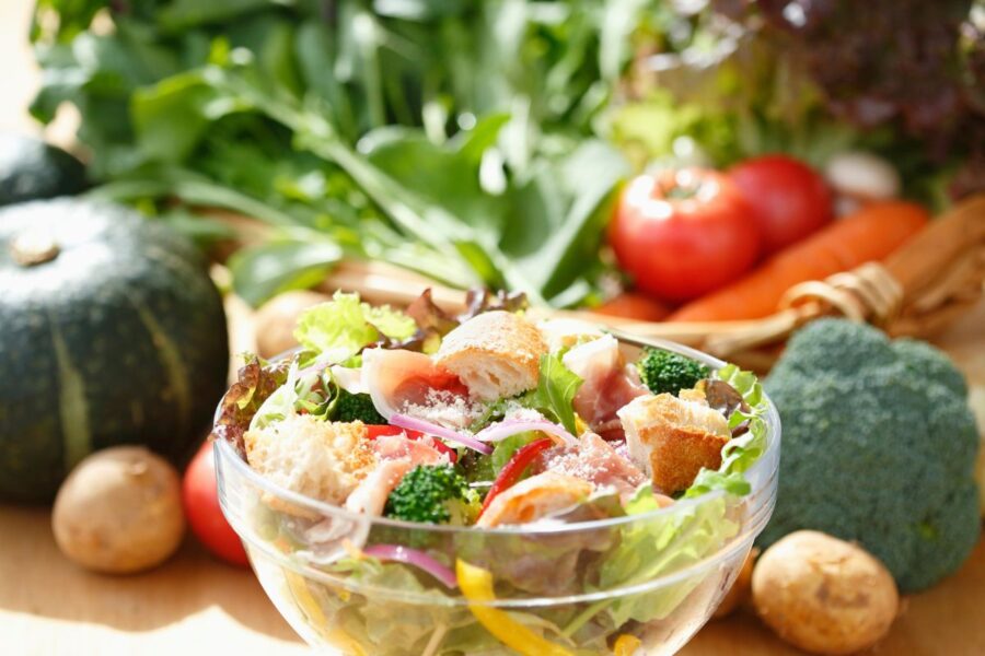 Receptas, kuris niekada neišeina iš mados: puikios salotos, kurias paruošite per 5 minutes
