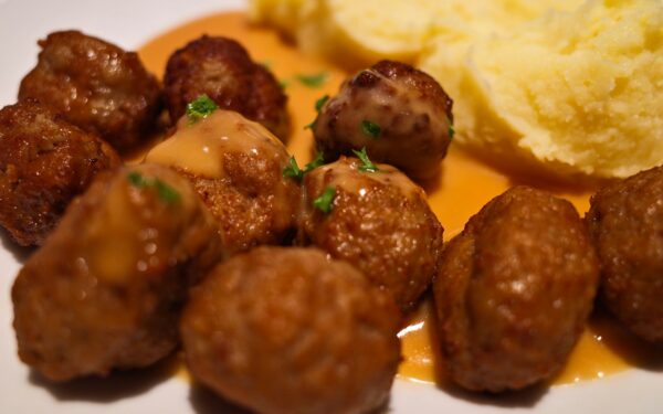 Sultingi kotletai kiekvieną kartą: panaudokite šį vieną ingredientą, kuris keičia viską