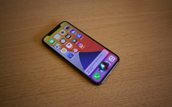 „Apple“ keičia kursą: „Siri“ netrukus gali tapti tikru dirbtinio intelekto pokalbių robotu