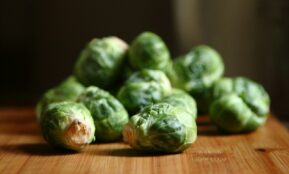 shallow depth of fields photography of green vegetable on brown wooden panel
