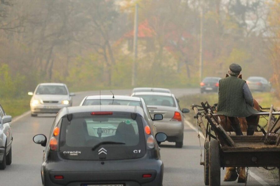 Ar galima lenkti lėtą transporto priemonę per dvigubą ištisinę? Atsakymas nustebins
