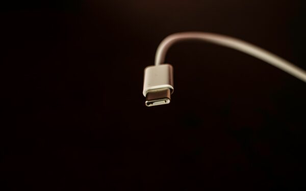 Kodėl telefonas kraunasi lėtai net ir su nauju USB laidu? Atsakymas nustebins daugelį