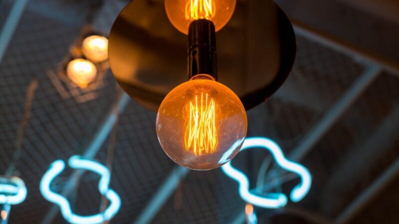 Kodėl mokate per daug už elektrą? Penki sprendimai, kurie gali sutaupyti daugiau, nei tikitės