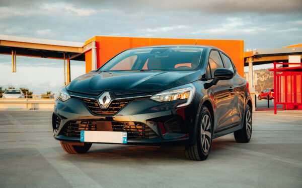 Kodėl „Renault Clio“ tiekimas Europoje gali užstrigti? Turkijos gamyklos derybų detalės