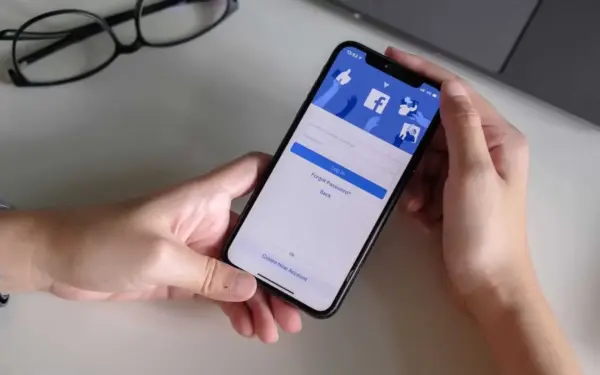 Tūkstančiai liks be „Facebook“ paskyros: naujos taisyklės sukėlė internautų pasipiktinimą