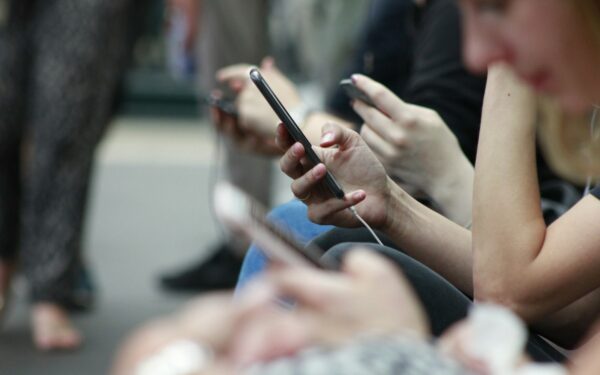 Telefonas tave pažįsta geriau nei tu pats: atskleidė, kaip dirbtinis intelektas kontroliuoja tavo dieną