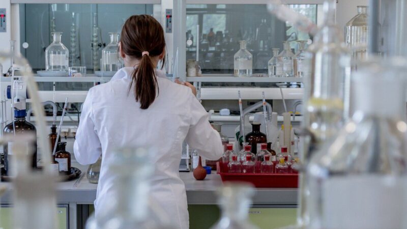 Lūžis kovoje su Alzheimeriu? Naujas vaistas ne tik sustabdo, bet ir atstato smegenų nykimą