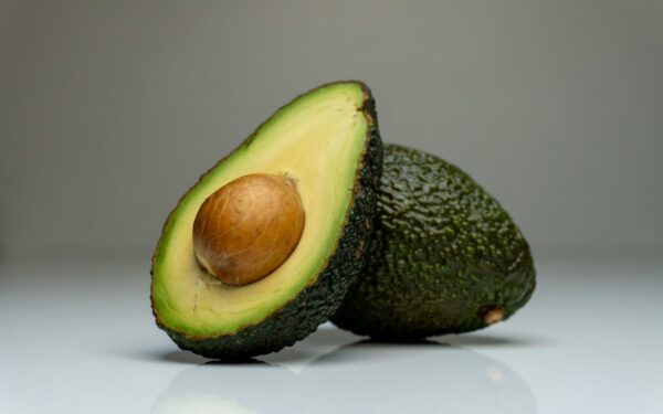 Avokado žievė komposte: mitai, tiesa ir kaip iš jos išspausti maksimalią naudą dirvai