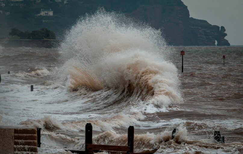 sea waves crashing on shore during daytime