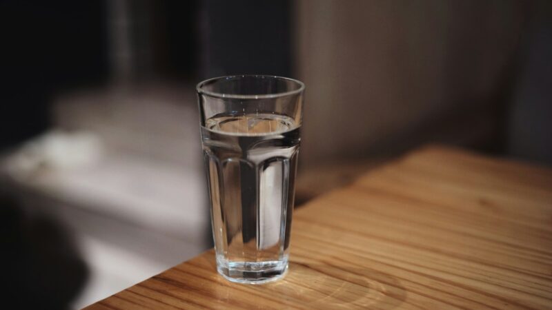 Stiklinė ryte gali būti jūsų geriausias sprendimas: kaip vanduo ryte padeda smegenims ir kūnui