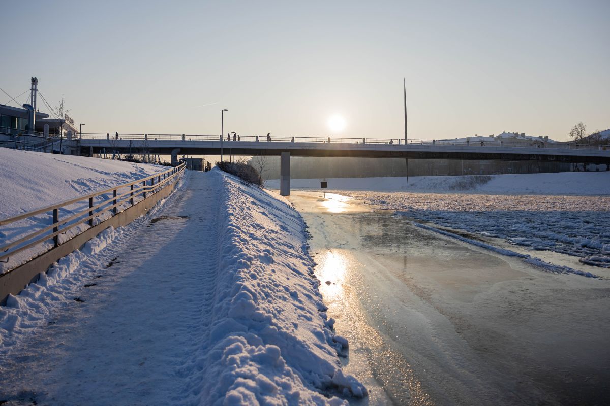 Kas slypėjo po vandeniu? Iš Neries dugno Vilniuje iškelta daugiau nei 2 tonos šiukšlių