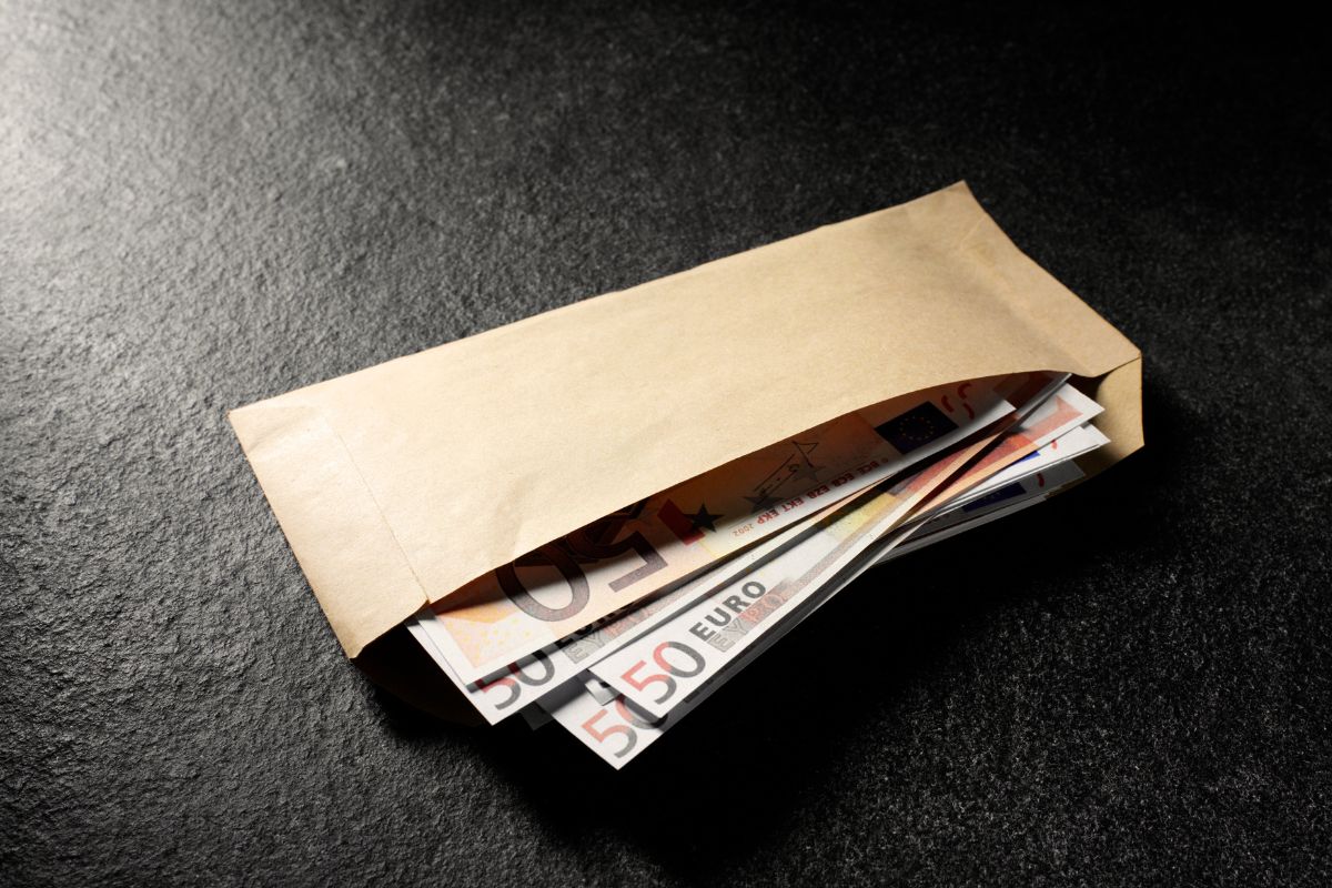 Įžūlus bandymas papirkti: Jurbarke vyras įkliuvo dėl kyšio pareigūnui