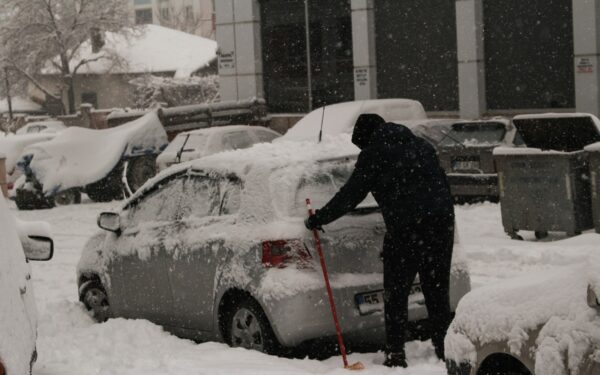 Nustokite valyti sniegą nuo užvesto automobilio! Galite pražudyti jo variklį