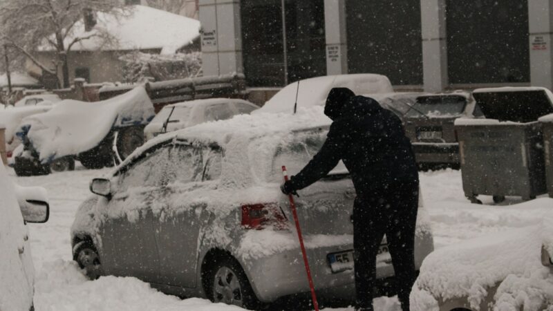 Nustokite valyti sniegą nuo užvesto automobilio! Galite pražudyti jo variklį