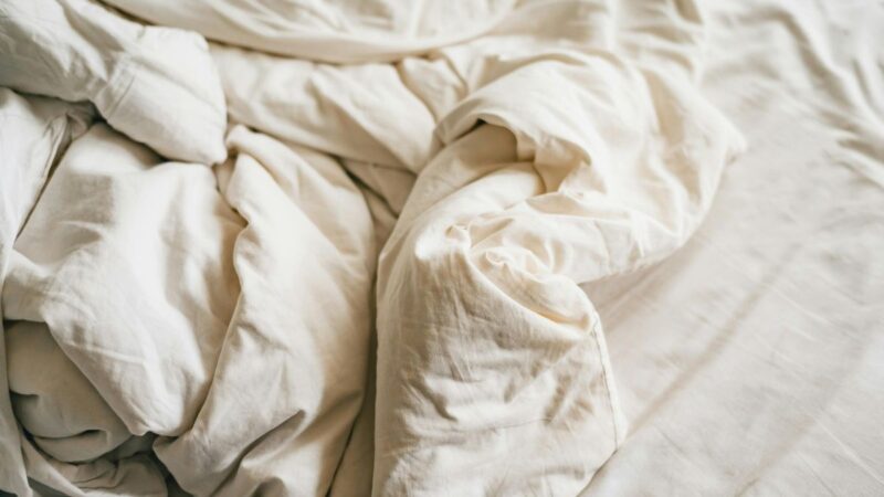 Kaip lengvai pašalinti geltonas patalynės dėmes ir atgaivinti savo lovą
