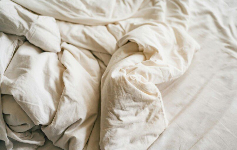 Kaip lengvai pašalinti geltonas patalynės dėmes ir atgaivinti savo lovą