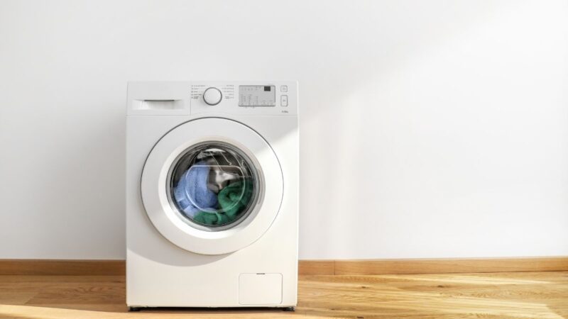 Kam skalbyklės apačioje yra skirtos durelės ir kodėl kartais jas reikia atidaryti?