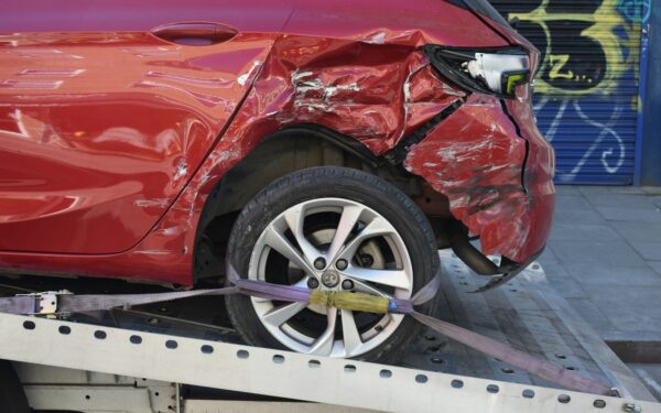 Kaip saugiai vilkti automobilį? Štai kodėl vilkimas dažnai baigiasi avarija ar dar vienu gedimu