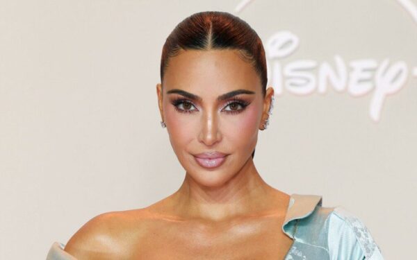 Kim Kardashian apranga šokiravo internautus, drabužius vadina visiška nesąmone